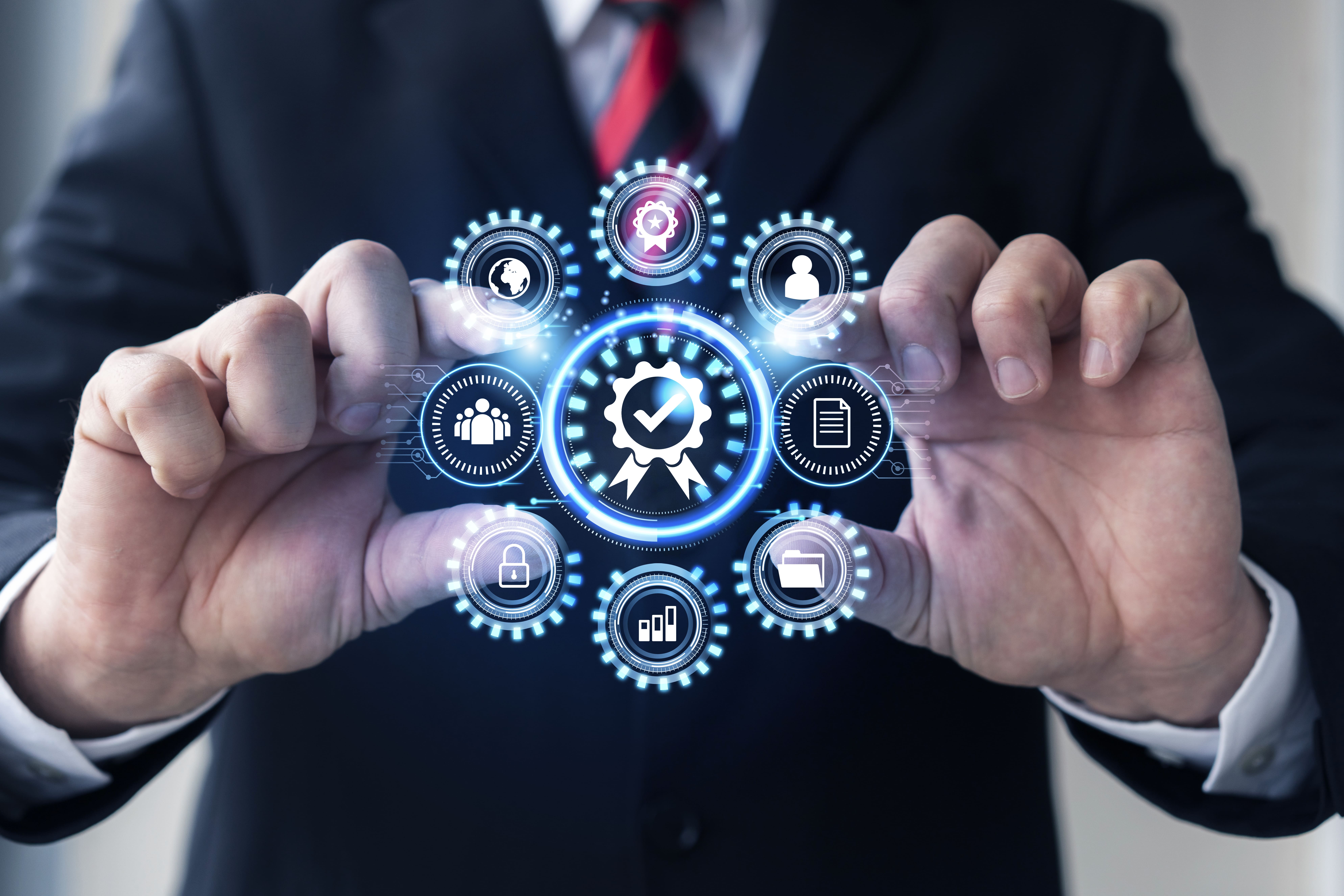 Persona empresarial que sostiene el alcance de la ISO 9001
